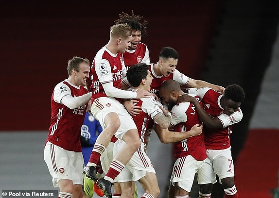 Xhaka lập siêu phẩm đá phạt, Arsenal bất ngờ đả bại Chelsea 3-1 trong ngày Lễ tặng quà
