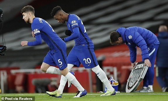 xhaka lập siêu phẩm đá phạt, arsenal bất ngờ đả bại chelsea 3-1 trong ngày lễ tặng quà hình ảnh 11 xhaka lap sieu pham da phat, arsenal bat ngo da bai chelsea 3-1 trong ngay le tang qua hinh anh 11