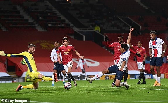 Xà ngang từ chối siêu phẩm của Cavani - Fred nhận thẻ đỏ, MU gục ngã trước PSG