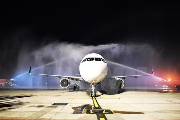 vietravel airlines plane lands in phu bai airport for first time picture 1