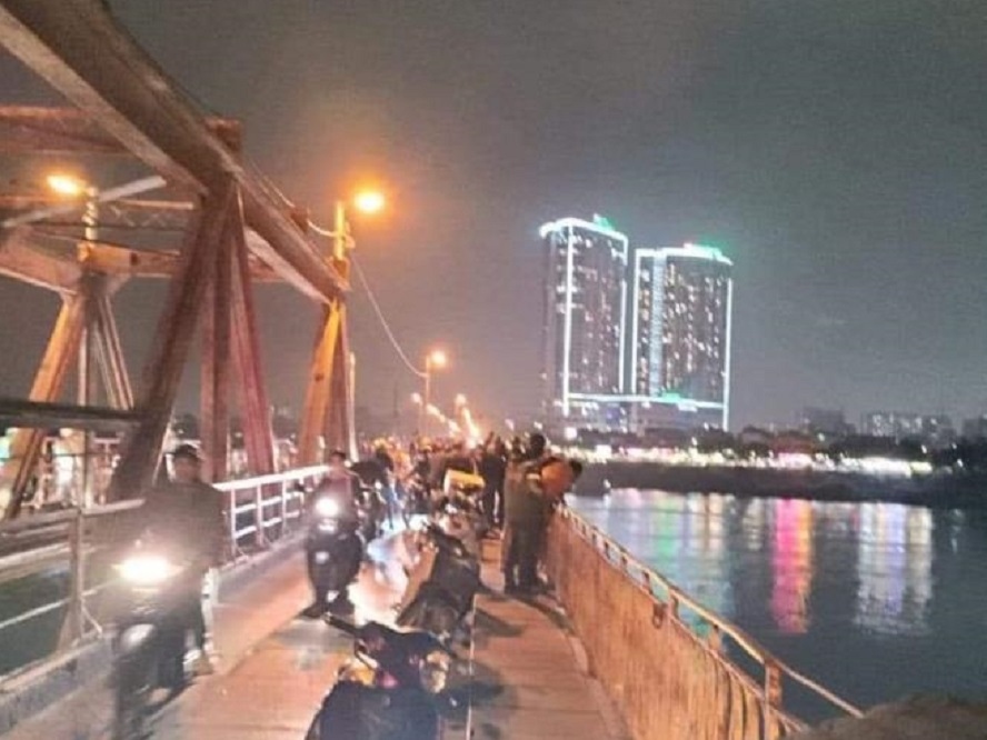 xac minh nghi van thai phu nhay cau long bien, ha noi tu tu hinh anh 2