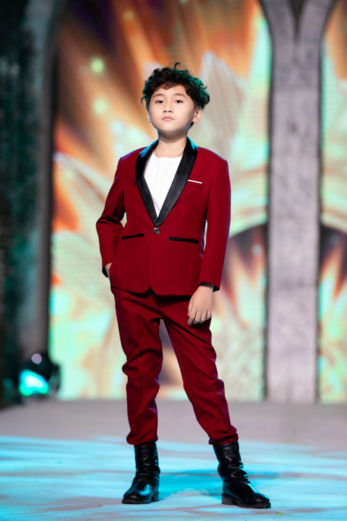Cậu bé 9 tuổi là first face và vedette trong chuỗi show "Việt Nam Junior Fashion Week".