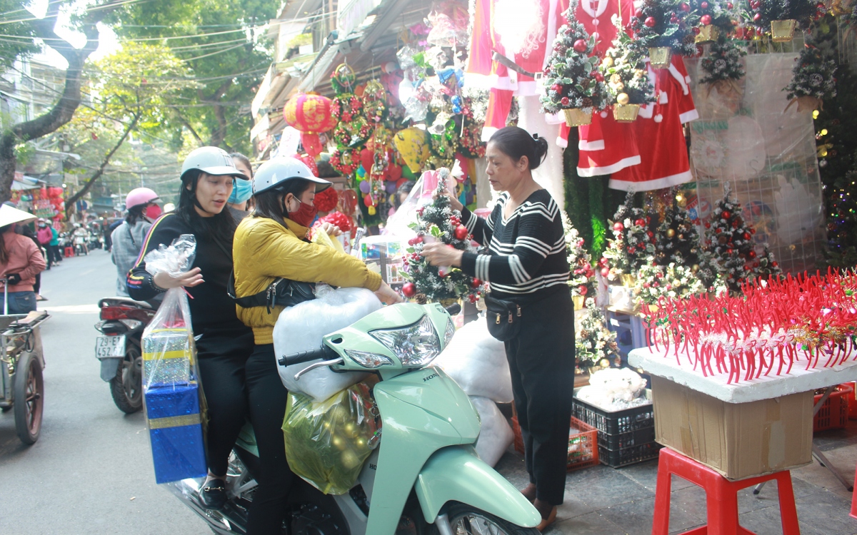 pho hang ma nhon nhip nguoi ban, ke mua do trang tri giang sinh hinh anh 7