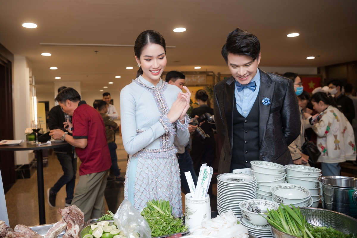 Á hậu phương anh trở thành mc song ngữ anh - pháp trước chính khách quốc tế hình ảnh 3 A hau phuong anh tro thanh mc song ngu anh - phap truoc chinh khach quoc te hinh anh 3