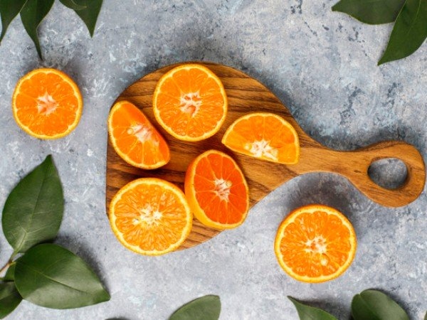 Bổ sung vitamin C: Vitamin C là một chất chống oxy hóa giúp tăng cường hệ miễn dịch. Ăn nhiều các thực phẩm giàu vitamin C như cam, chanh, kiwi hay cải bó xôi sẽ giúp bạn đẩy lùi các cơn cảm lạnh, cảm cúm và các vấn đề về sức khỏe khác vào mùa đông.
