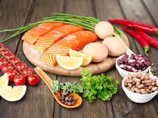 Tăng cường bổ sung protein: Vào mùa lạnh, ta dễ cảm thấy thèm ăn hơn, và điều này dễ dẫn đến tăng cân, thừa cân và nhiều vấn đề sức khỏe liên quan khác. Ăn nhiều protein sẽ giúp bạn no lâu, giảm cảm giác thèm ăn, từ đó tiêu thụ ít calo hơn.