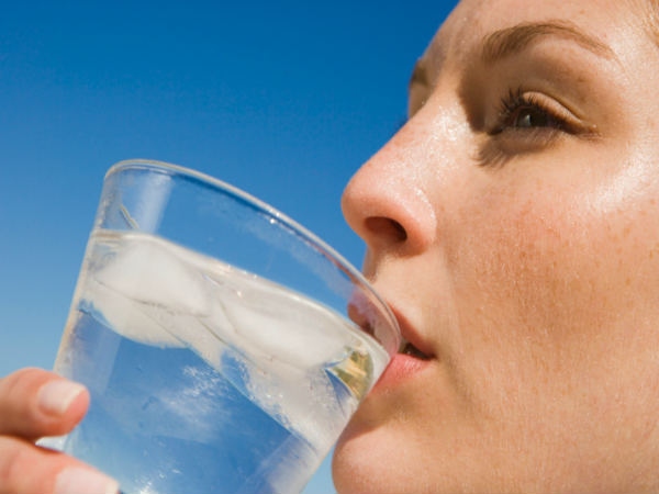 Uống đủ nước: Nhiều người thường “quên” uống nước vào mùa đông, và điều này dẫn đến nhiều vấn đề sức khỏe như khô da, sỏi thận. Hãy đảm bảo uống đủ 1.5 - 2 lít nước mỗi ngày để bảo vệ sức khỏe toàn diện.