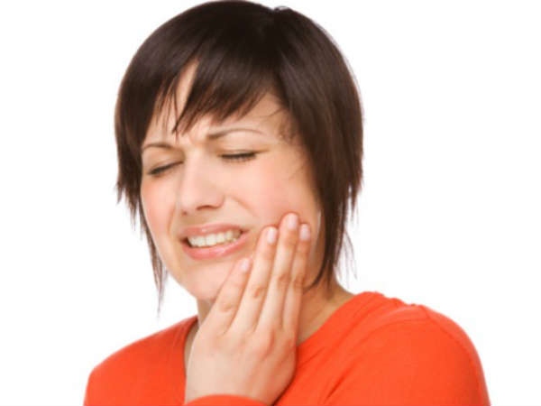 Đinh hương: Đinh hương có tính gây tê và giảm đau, nhờ đó giúp làm tê vùng răng sưng đau tức thì. Hãy đặt ba nhánh đinh hương vào miệng để đẩy lùi cơn đau răng.