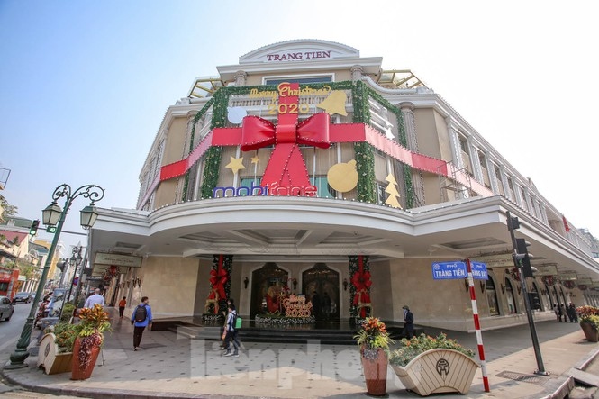 festive christmas decorations light up streets of hanoi picture 10