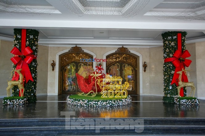 festive christmas decorations light up streets of hanoi picture 11