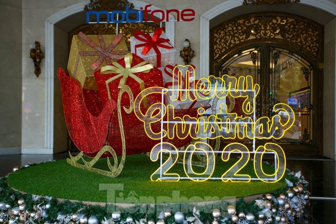 festive christmas decorations light up streets of hanoi picture 12