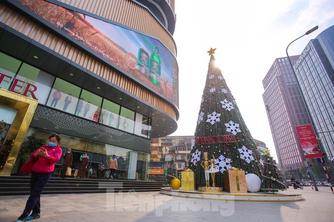 festive christmas decorations light up streets of hanoi picture 13