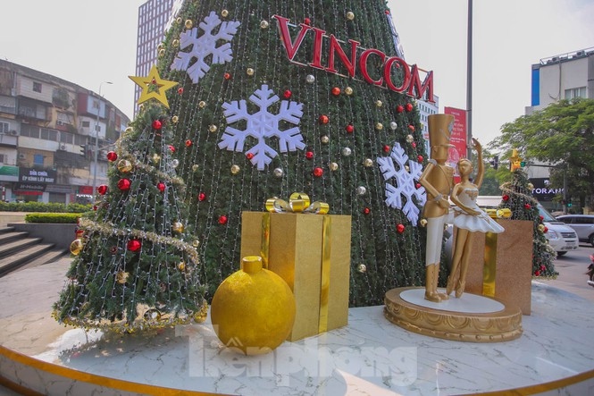 festive christmas decorations light up streets of hanoi picture 14