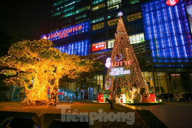 festive christmas decorations light up streets of hanoi picture 1