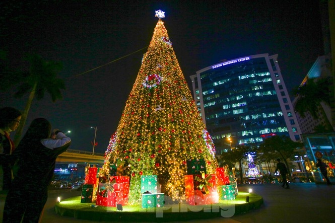 festive christmas decorations light up streets of hanoi picture 2