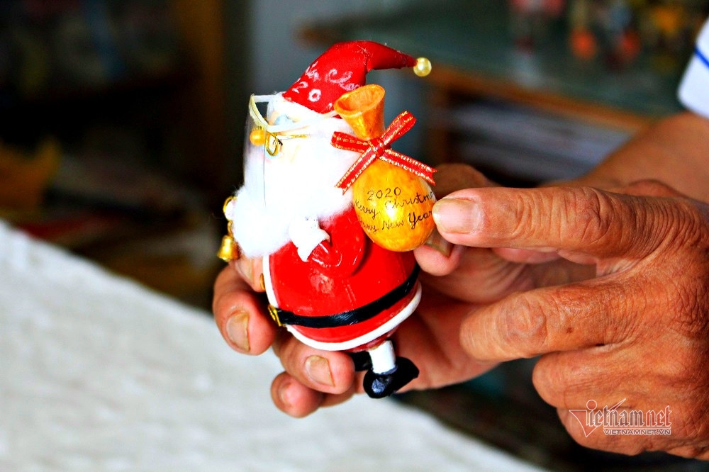 retired teacher in hcm city produces festive items from eggshells picture 3