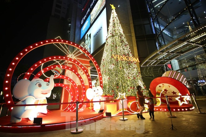 festive christmas decorations light up streets of hanoi picture 4