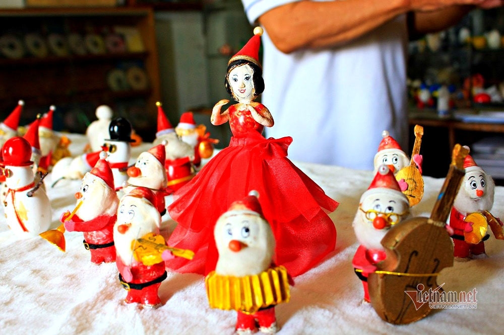 retired teacher in hcm city produces festive items from eggshells picture 4