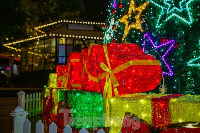 festive christmas decorations light up streets of hanoi picture 5