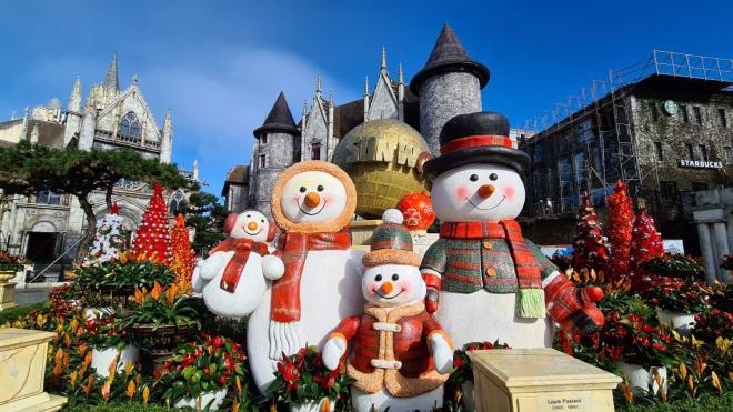 Tourists should not miss the chance to enjoy the winter festival at Sun World Ba Na Hills tourism complex in Da Nang, with the function running between Nov. 15 – Dec. 31. Guests can join in the “New Year’s Eve Party on Dec. 31 for just VND700,000 (US$30).