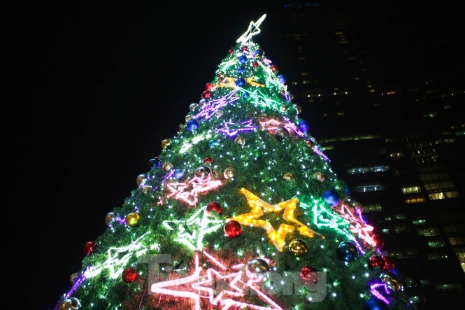 festive christmas decorations light up streets of hanoi picture 6