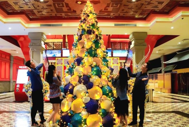 A similar winter festival is taking place at Sun World Ha Long Complex in Quang Ninh province from Dec. 5 to Jan. 1. Tourists will be able to participate in music galas, and enjoy the festive atmosphere of colourful lights, festive pine trees, and snowmen in a Japanese-themed garden.