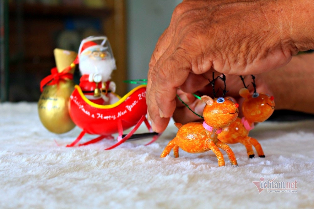 retired teacher in hcm city produces festive items from eggshells picture 6