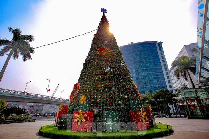 festive christmas decorations light up streets of hanoi picture 7