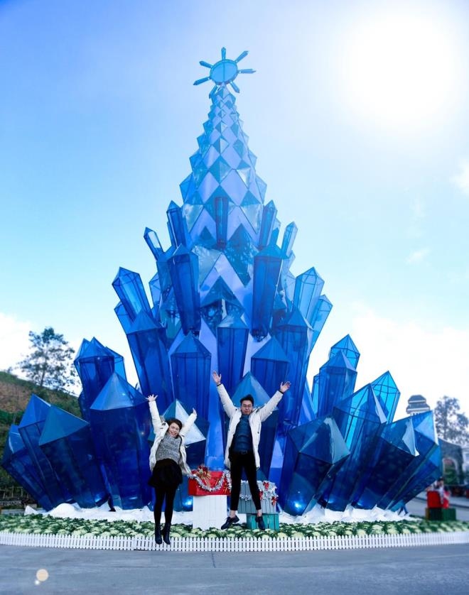 The snow village in Sa Pa is an unmissable event for tourists, with the site spanning a total area of 1,000 square metres and featuring various art performances.