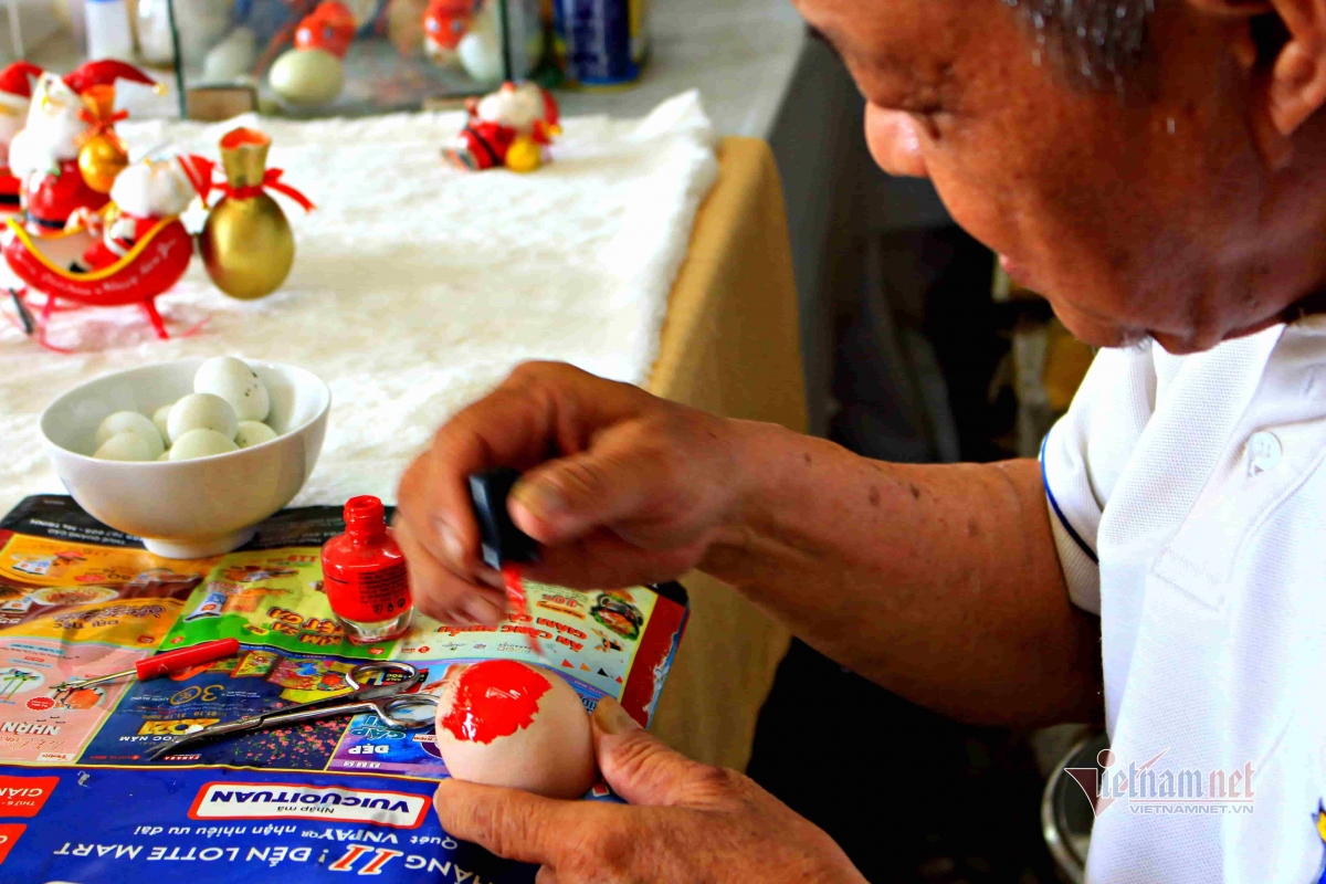 retired teacher in hcm city produces festive items from eggshells picture 8