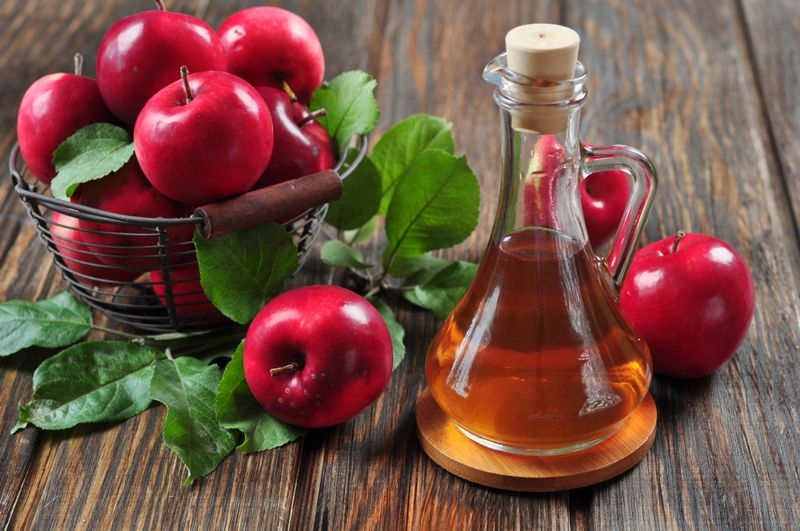Giấm táo: Giấm táo chứa vitamin B, A và E, giúp tăng sức đề kháng và hỗ trợ điều trị viêm xoang. Bạn có thể hòa 2 - 3 thìa giấm táo vào một cốc nước và uống mỗi ngày. Bạn cũng có thể kết hợp giấm táo với mật ong và chanh tươi để đạt hiệu quả tốt nhất.