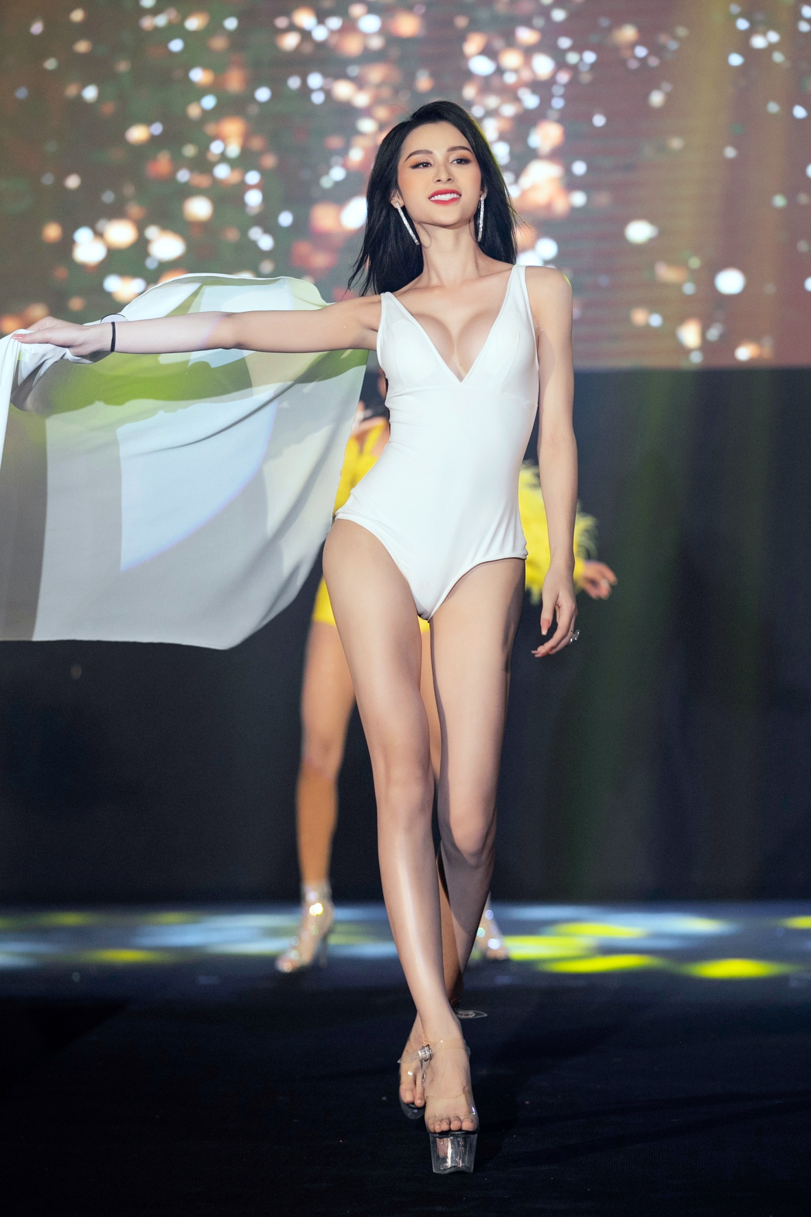 Các thí sinh trình diễn phần thi bikini.