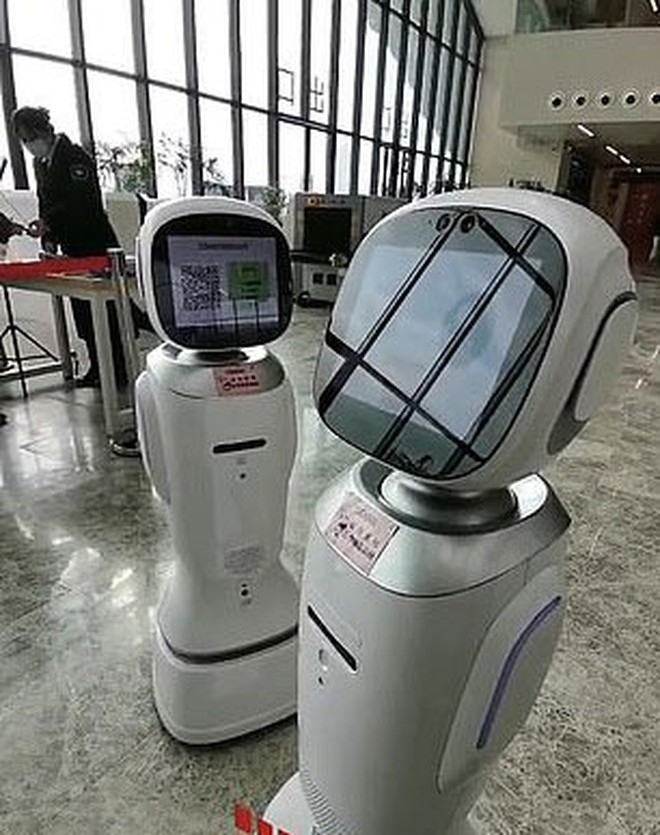 hai robot cai nhau trong thu vien o trung quoc hinh anh 2