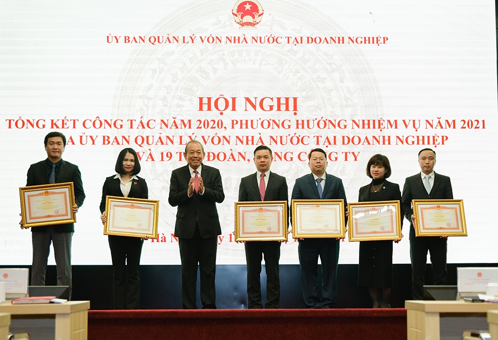 Phó Thủ tướng Thường trực Trương Hòa Bình trao Bằng khen của Thủ tướng Chính phủ cho các cá nhân có thành tích xuất sắc thuộc cơ quan Ủy ban.