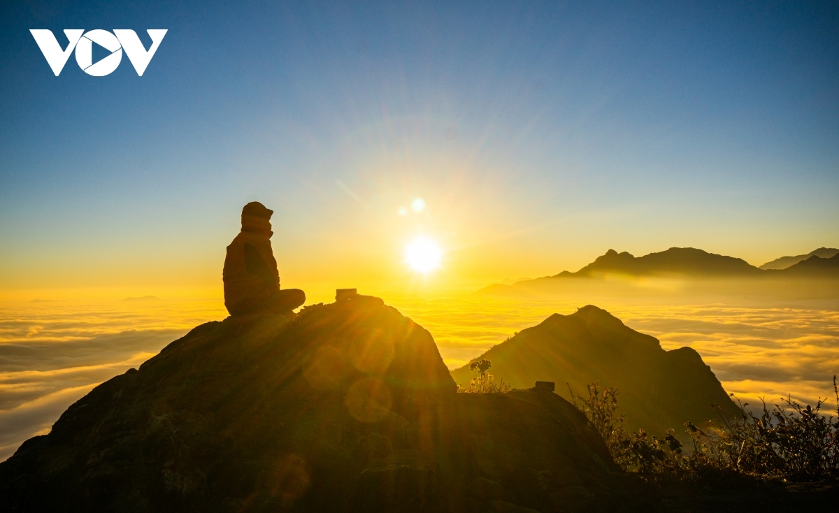 trekkers can enjoy a spectacular sunset on muoi mountain picture 10