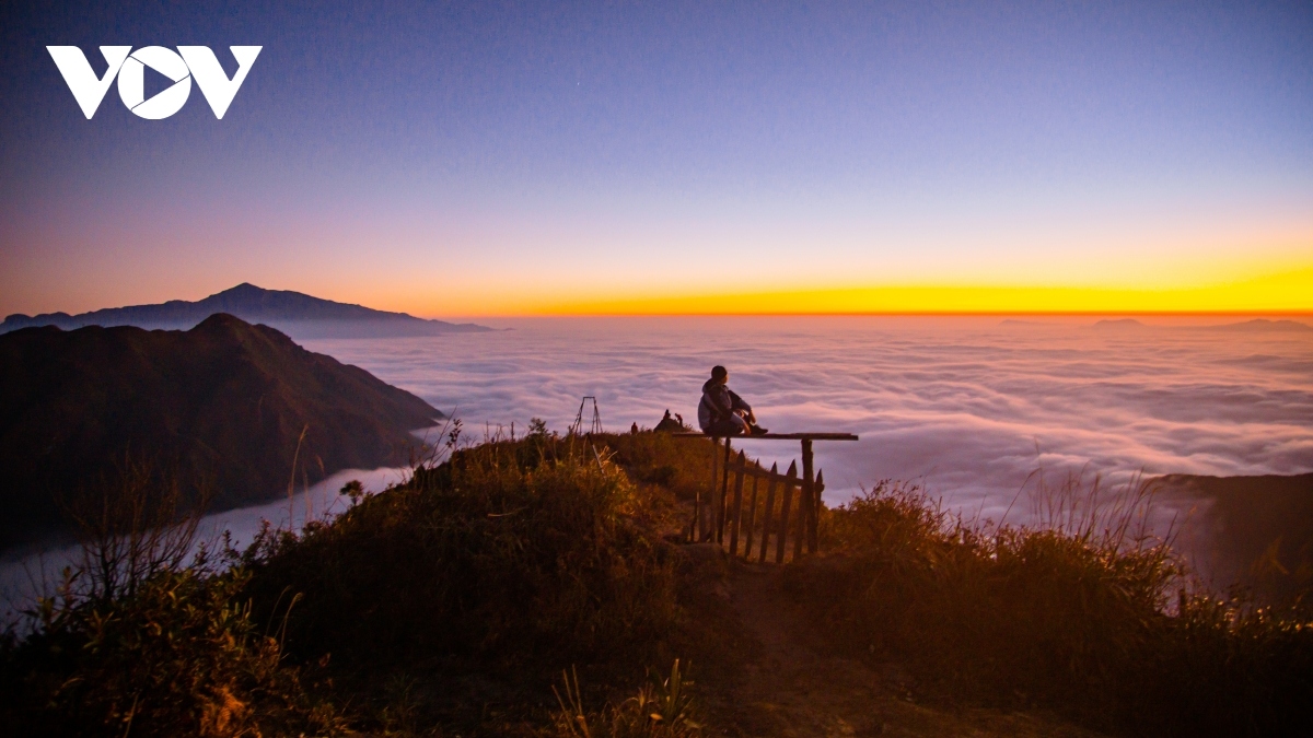 trekkers can enjoy a spectacular sunset on muoi mountain picture 11