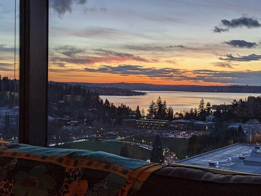 Một người dùng chia sẻ khung cảnh hoàng hôn tại Bellevue, Seattle (Mỹ), đằng xa là hồ Washington. Nguồn: windowswap