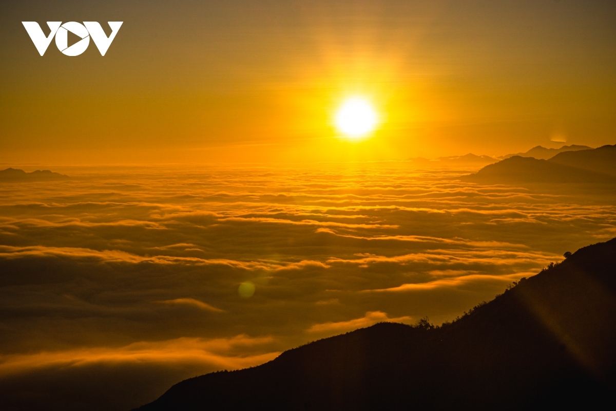 trekkers can enjoy a spectacular sunset on muoi mountain picture 13