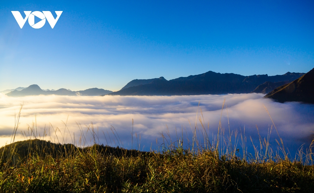 trekkers can enjoy a spectacular sunset on muoi mountain picture 14