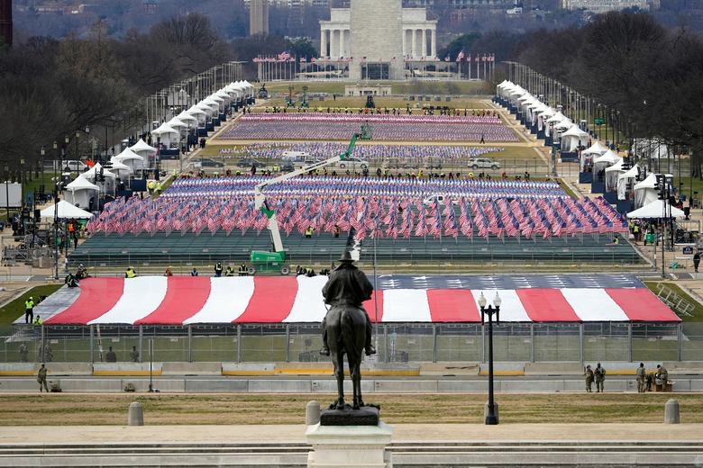 Khu vực công viên National Mall được cắm gần 200.000 lá quốc kỳ. Do lo ngại an ninh, năm nay khu vực này sẽ không mở cửa để công chúng tụ tập chứng kiến lễ nhậm chức của tân tổng thống. Ảnh: Reuters./.