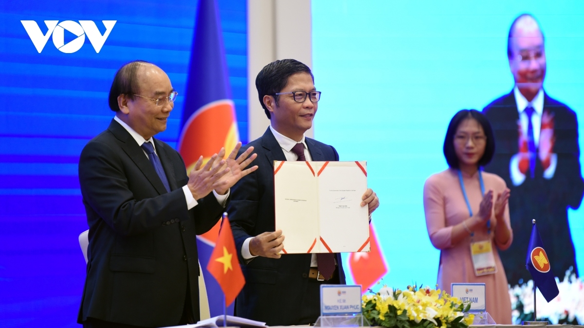 Bộ trưởng Bộ Công thương Trần Tuấn Anh ký Hiệp định RCEP dưới sự chứng kiến của Thủ tướng Nguyễn Xuân Phúc.
