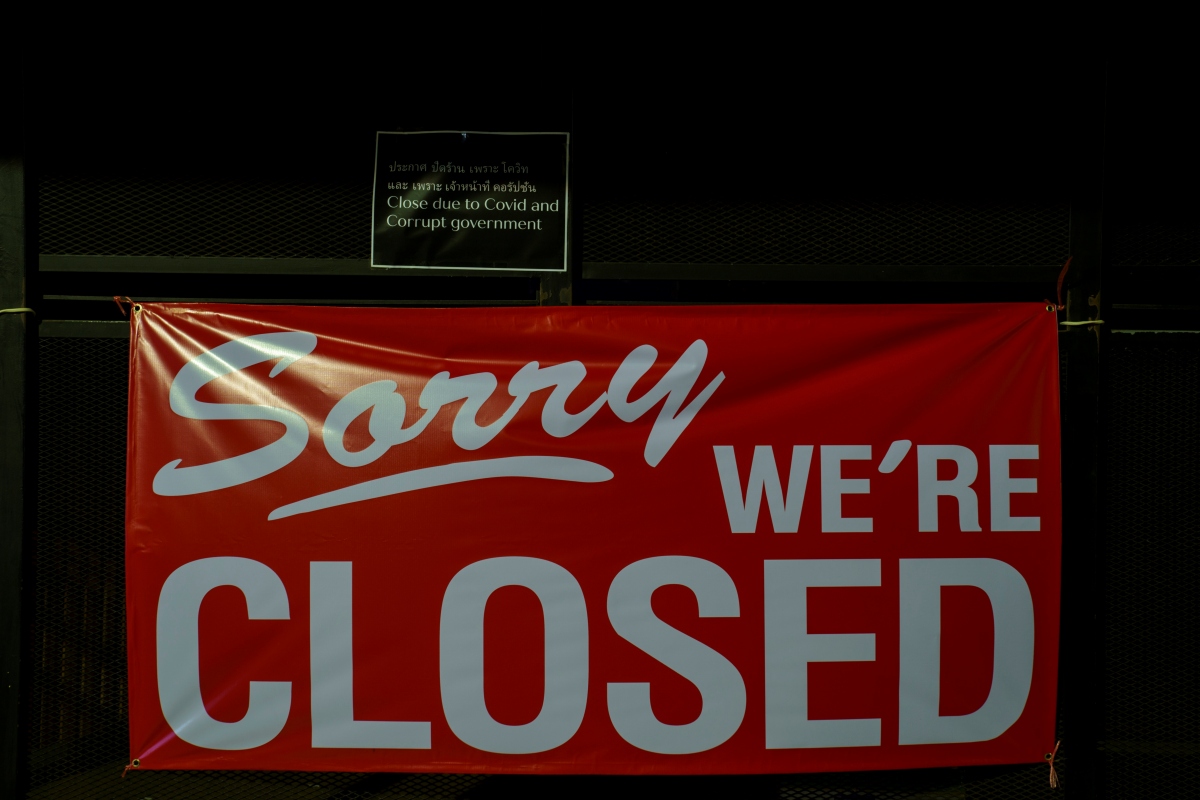 Một quán bar ở phố đi bộ Pattaya (Thái Lan) thông báo đóng cửa. Nguồn: Reuters