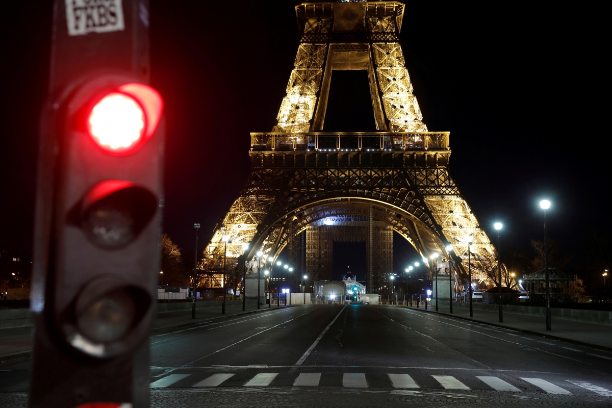 Tháp Eiffel tại Paris (Pháp) vắng bóng du khách. Lệnh giới nghiêm đang được áp dụng nên người dân hạn chế ra đường vào buổi tối. Nguồn: Reuters