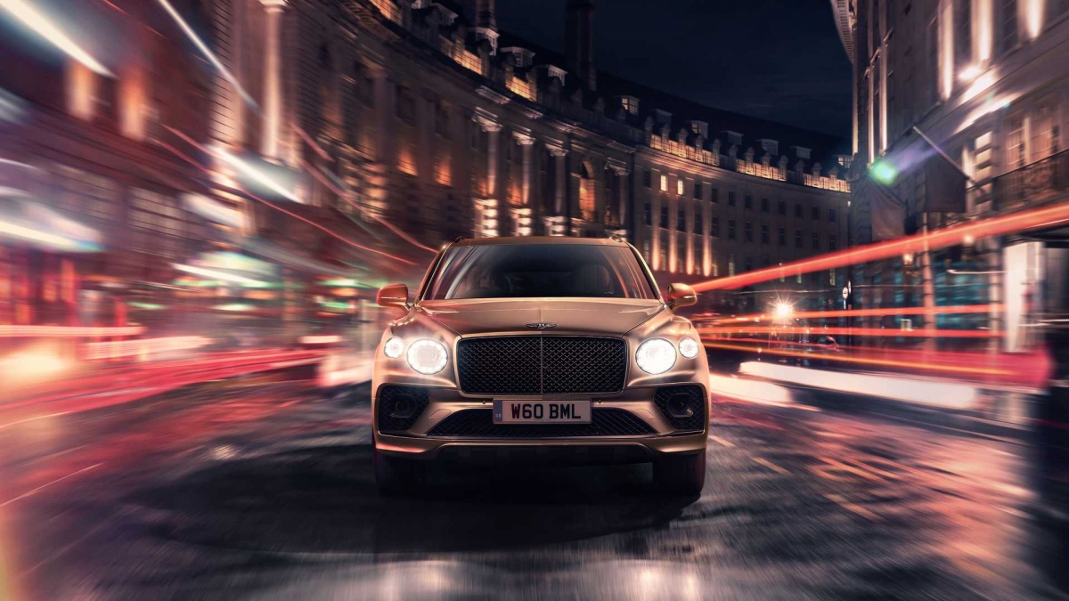 Trên Bentayga Hybrid mới, hãng tự tin cho biết viên pin dung lượng 17,3 kWh, được tạo nên từ 168 cell pin riêng lẻ sẽ có tuổi thọ dự kiến ở mức 160.000 km, tương đương khoảng 8 năm. Thời gian cần thiết để sạc đầy viên pin này sẽ ở vào khoảng 2,5 giờ đồng hồ với công suất sạc 7,2 kW.