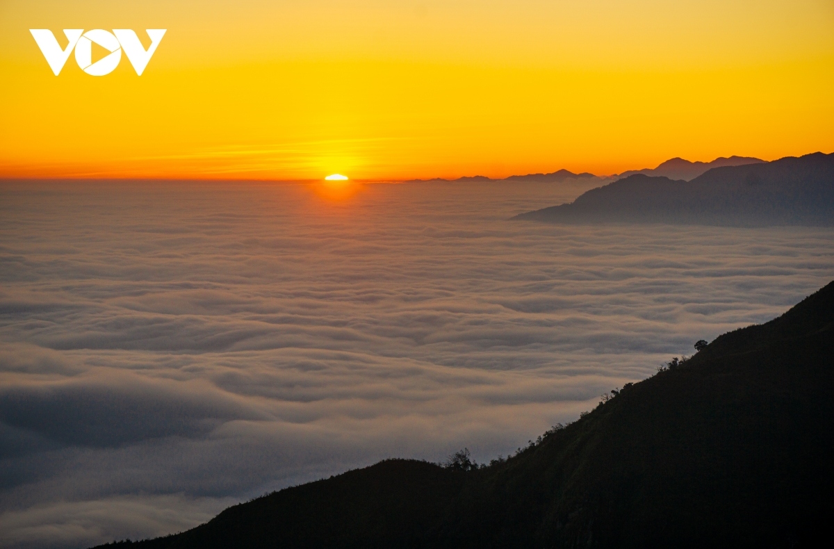 trekkers can enjoy a spectacular sunset on muoi mountain picture 2