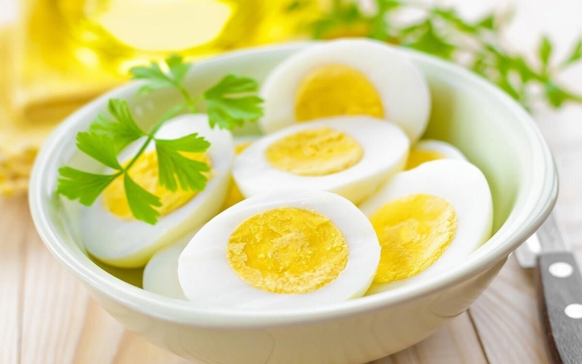 Trứng: Trứng chứa nhiều vitamin D giúp tăng cường khả năng miễn dịch, giảm nguy cơ bị cảm lạnh.