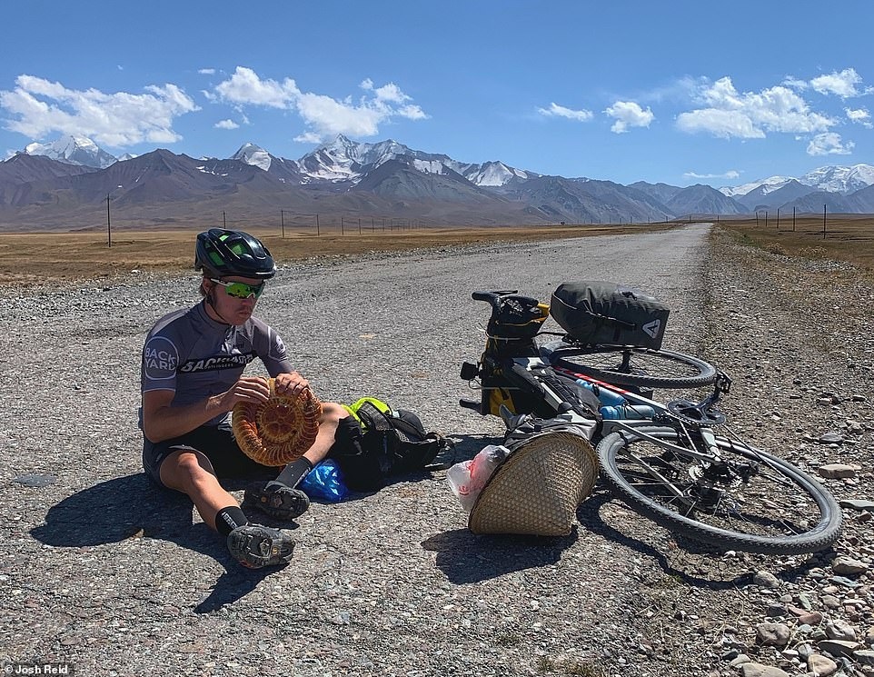 Josh Reid nghỉ ngơi trên đường cao tốc Pamir, Kyrgyzstan.