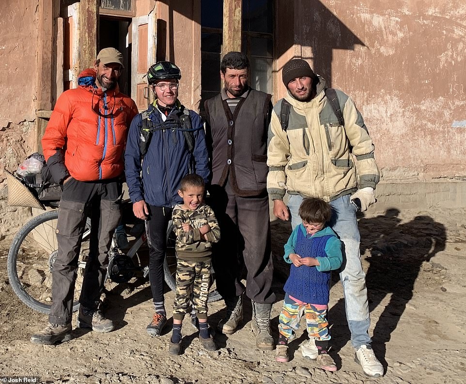 Những người Tajikistan đã cung cấp chỗ ngủ và đồ ăn cho Josh Reid.