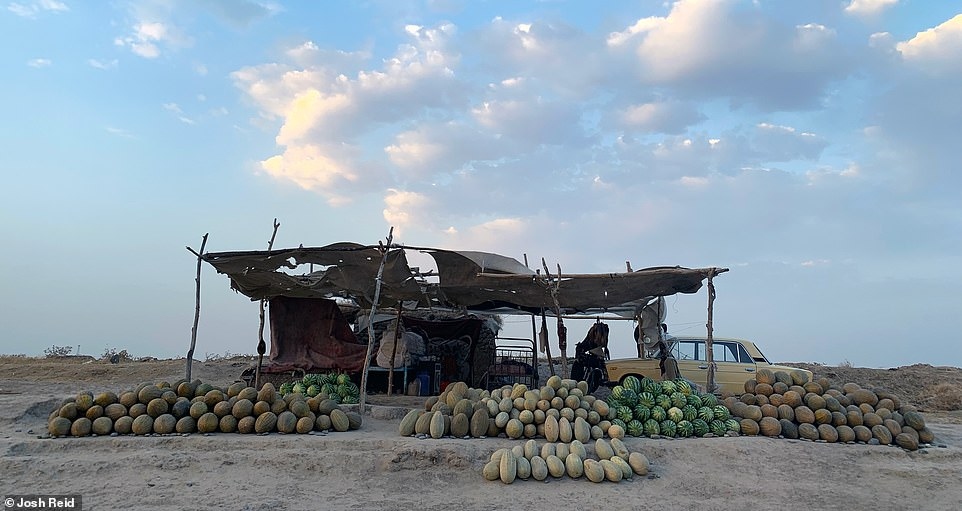 Một quầy dưa hấu tại Uzbekistan cho Josh ngủ nhờ và thưởng thức dưa hấu miễn phí.