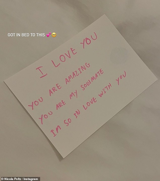 Con trai David Beckham viết thư tình cho bạn gái xinh đẹp